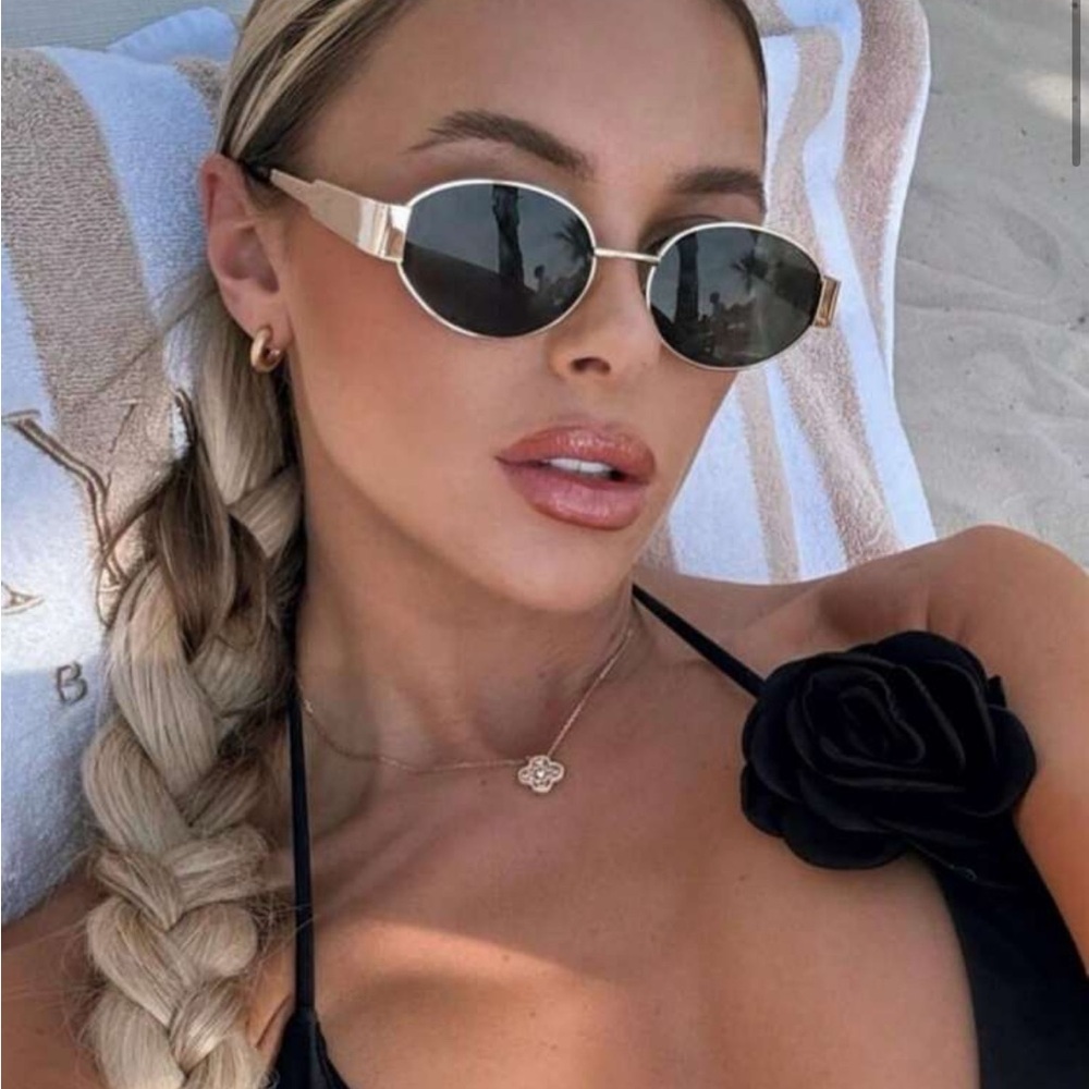 Stylish Black Sunglasses ✨new without tag✨